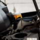 Öl wird in den Motor gekippt