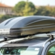 Dachbox auf einem Auto, Hintergrund unscharf