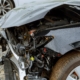 Ein Auto ist nach einem Auto komplett demoliert, Unfallschaden der Motorhaube, Nahaufnahme