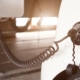 Elektroauto steckt mit Ladekabel an einer Säule