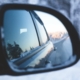 Blick in den Seitensüiegel am Auto